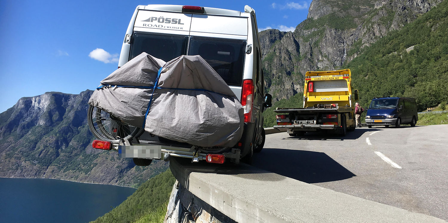Ægtepar var millimeter fra at falde 600 meter i autocamper