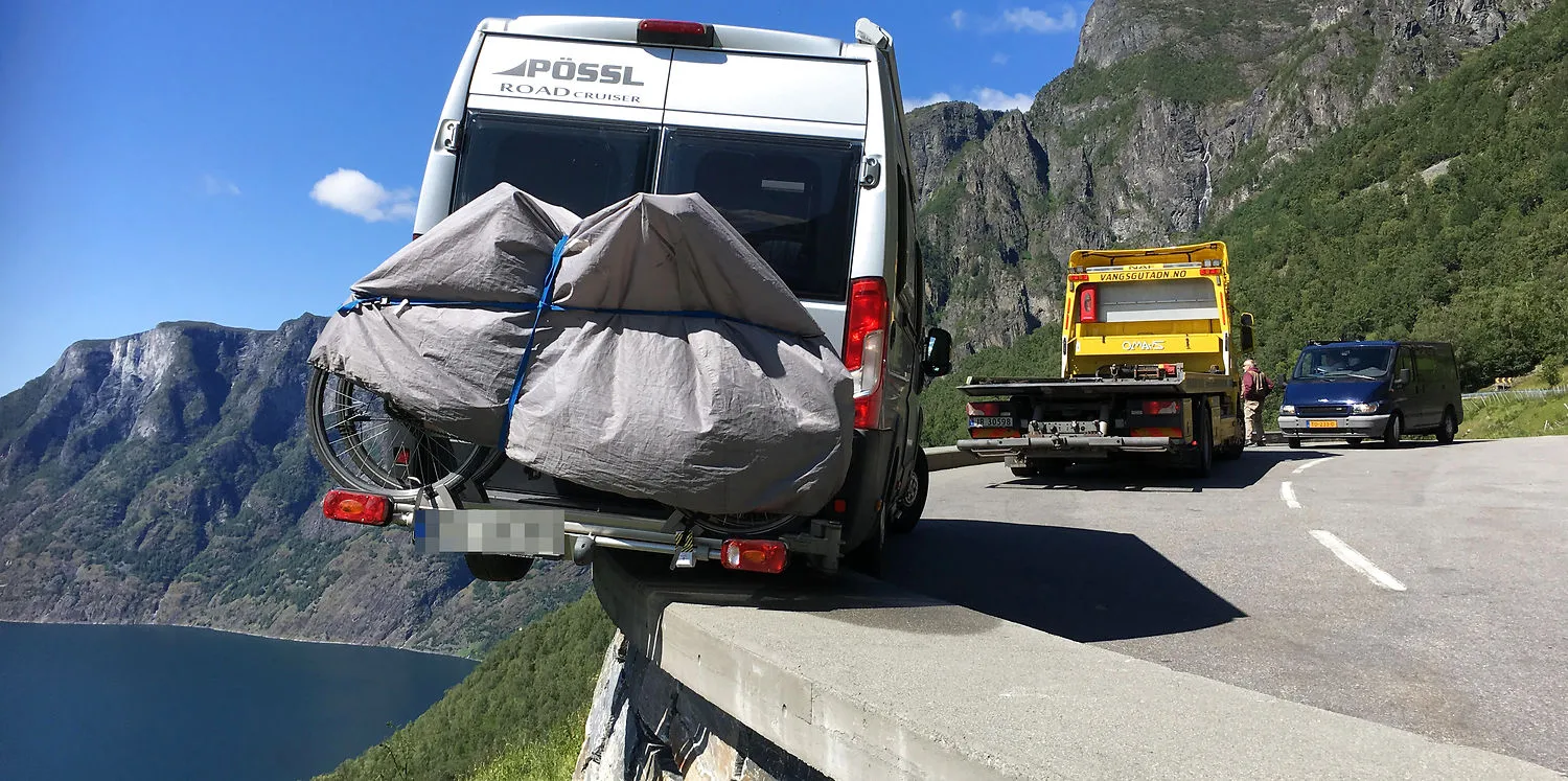 Ægtepar var millimeter fra at falde 600 meter i autocamper