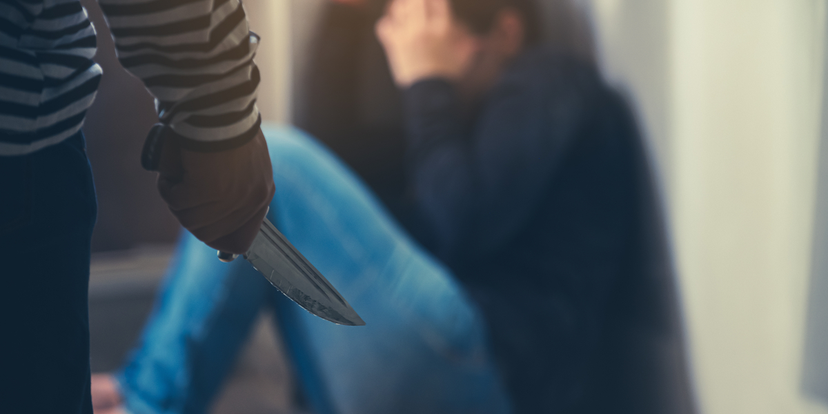 Mand ville voldtage pige: Kvinde skærer hans ædle dele af