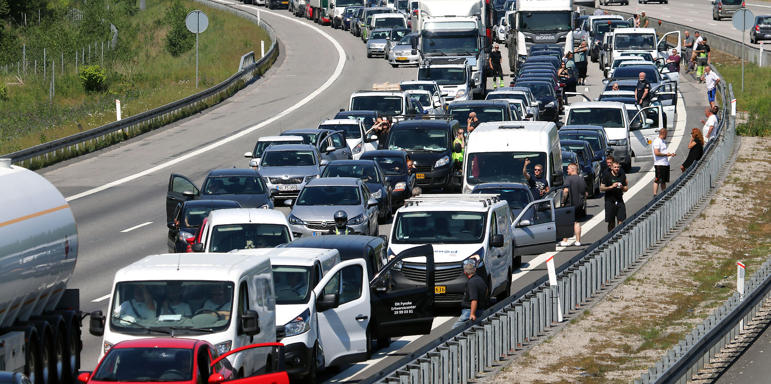 Motorvej ramt af flere uheld: Lang kø
