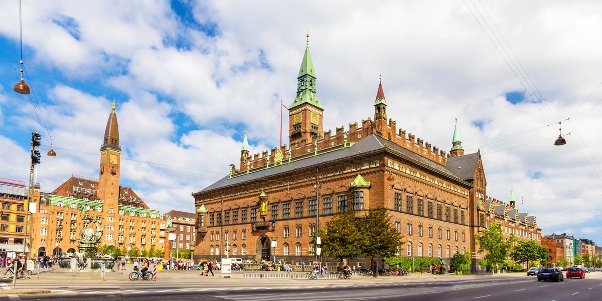 Nu er det slut: Københavns Kommune siger nej til ordene ‘mor’ og ‘far’