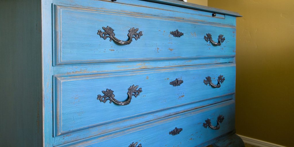 Finder en kommode i et forladt hjem: Gør et chokerende syn, da de åbner skuffen