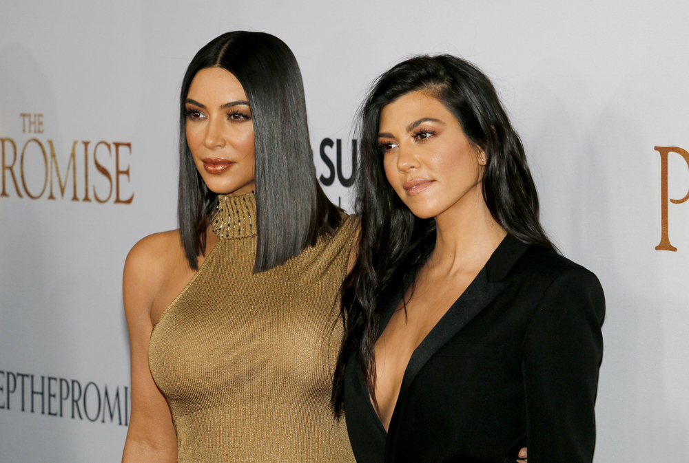 Kourtney Kardashian levner ikke noget til fantasien i gennemsigtig trøje
