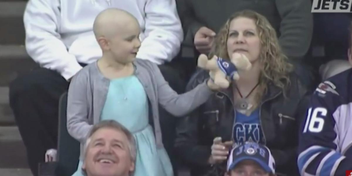 Dreng så kræftsyg pige til hockeykamp – alle jublede, da de så, hvad han gjorde for hende