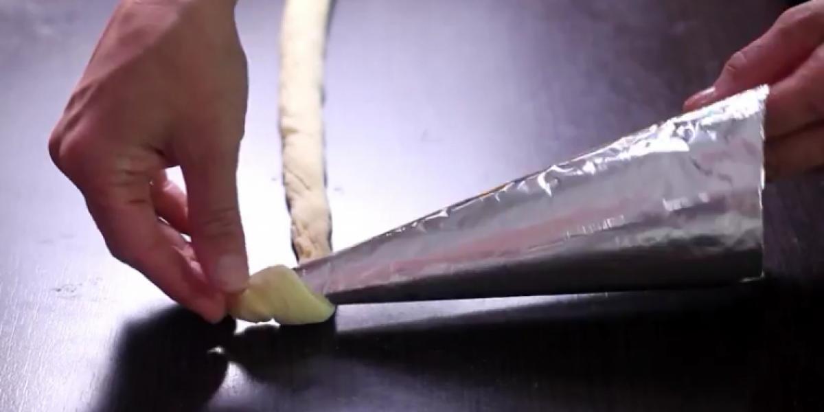 Hun ruller dej om et kræmmerhus af sølvpapir – hvorfor har vi ikke tænkt på dette trick før?