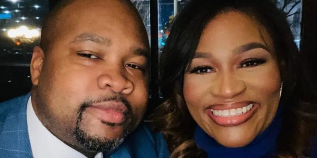 Mand friede til kæresten på badeværelset: Folk kalder det et ‘forfærdeligt’ frieri