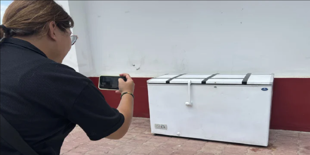 Mand kører rundt med kummefryser: Da den bliver åbnet en uge efter, gør de chokerende fund i den