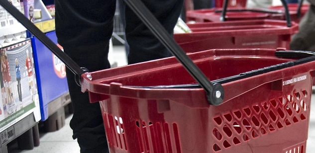 Danskernes indkøbstur bliver dyrere og dyrere: Nye tal viser, at 30% af pengene ryger direkte ned i Statens lomme