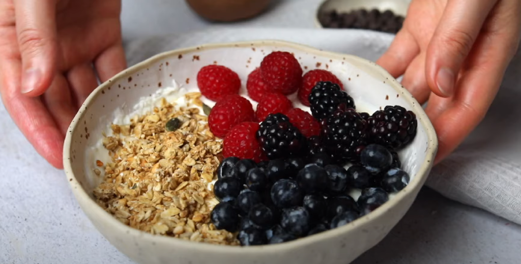 Ikke på andre tidspunkter: Derfor SKAL du kun spise yoghurt om morgenen