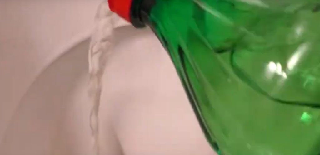Hun putter eddike og bagepulver i toilettet: Resultatet er chokerende