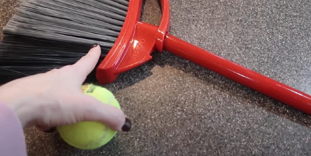 Andrea putter en tennisbold for enden af kosten: Se så hvad der sker