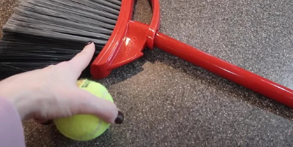Andrea putter en tennisbold for enden af kosten: Se så hvad der sker