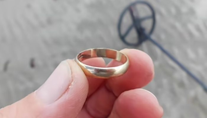 Mand finder pludselig vielsesring og sporede ejeren – men se så bare, da situationen tager en uventet drejning