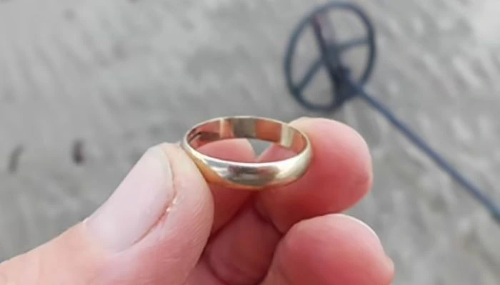 Mand finder pludselig vielsesring og sporede ejeren – men se så bare, da situationen tager en uventet drejning