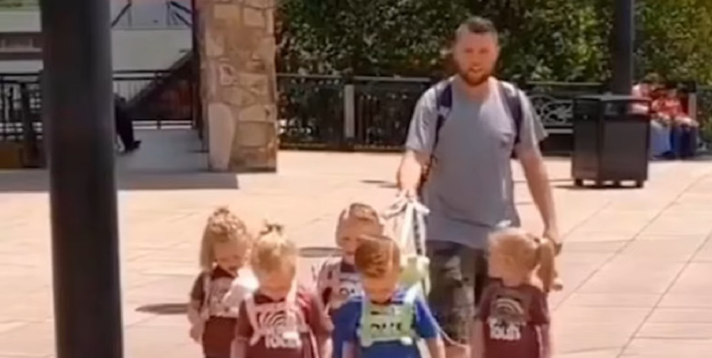 Chokerende video af faren der har sine 5 børn i snor tager hele internettet med storm: Folk taber kæben når de hører hvorfor han gør det