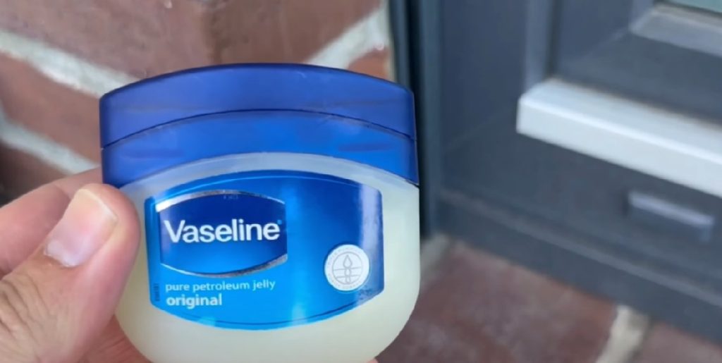 Han smører vaseline i vindueskarmen: Folk kan ikke tro deres egne øjne, når de ser, hvad der så sker