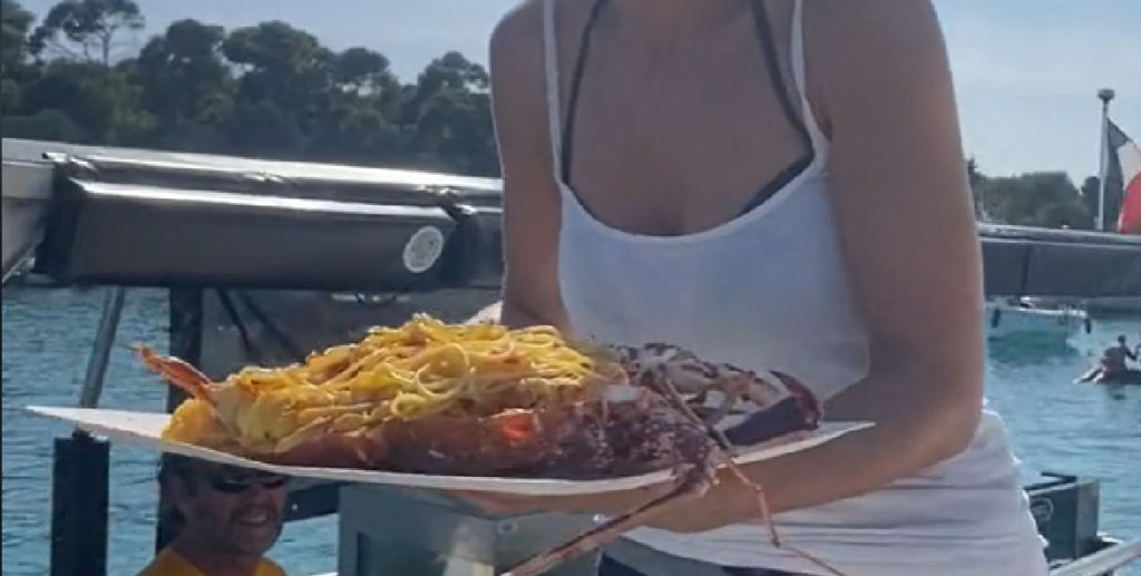 Turister bestilte hvad de troede der var en ganske normal pasta – få minutter senere løber det koldt ned ad ryggen