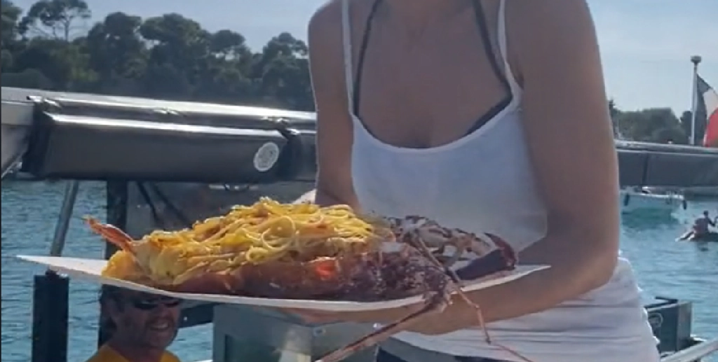 Turister bestilte hvad de troede der var en ganske normal pasta – få minutter senere løber det koldt ned ad ryggen