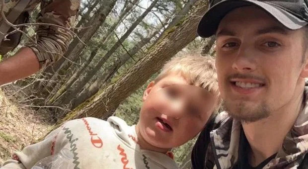 8-årig dreng leder efter brænde, men farer pludselig vild i skoven: 48 timer efter gør de chokerende opdagelse