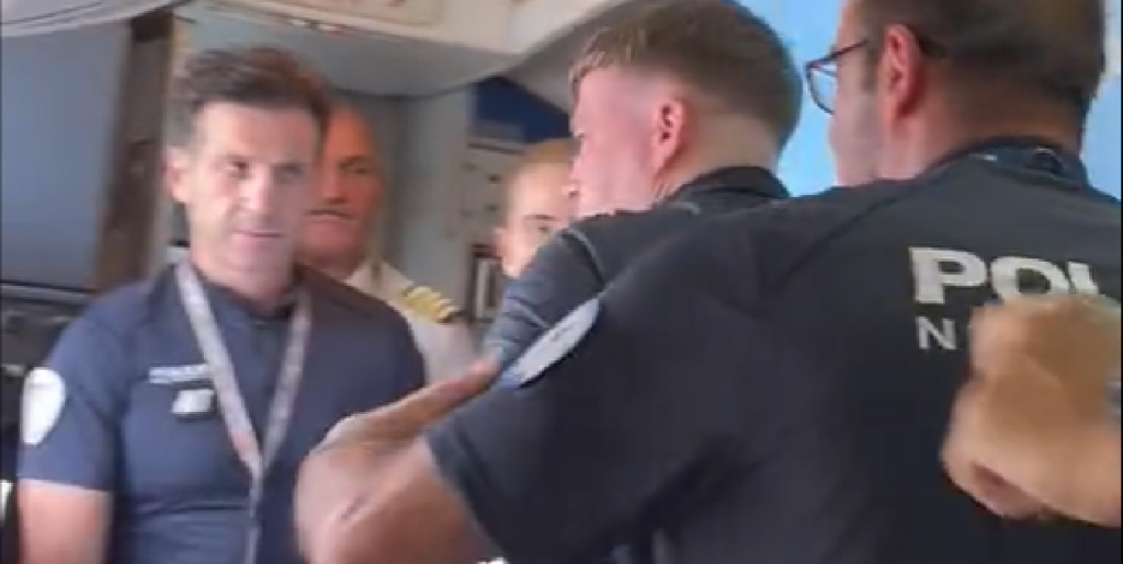 Politiet sparker pludselig døren ind på Ryanair-fly – få minutter senere brød passagerene ud i jubel