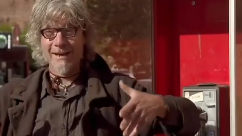 Daniel efterlod hele sin opsparing i en telefonboks: Folk kan ikke tro deres egne øjne, når de ser, hvad han så gør