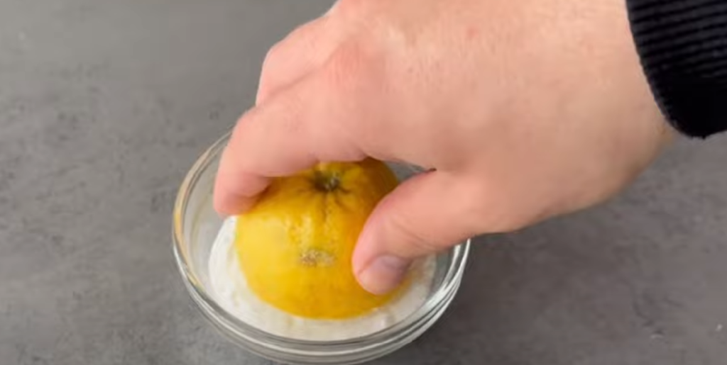 Han bruger citroner og én uventet ingrediens på komfuret: Se her hvorfor du bør gøre det samme