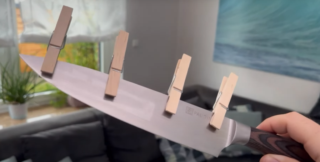 I uventet genialitet sætter han tøjklemmer på sin knive – se så magien ske