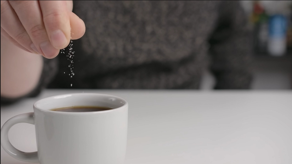 Han erstatter salt med sukker i sin kaffe: Når du ser det overraskende resultat, vil du gøre det samme