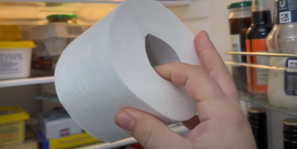 Han putter toiletpapir i køleskabet: Sparer voldsomt mange penge