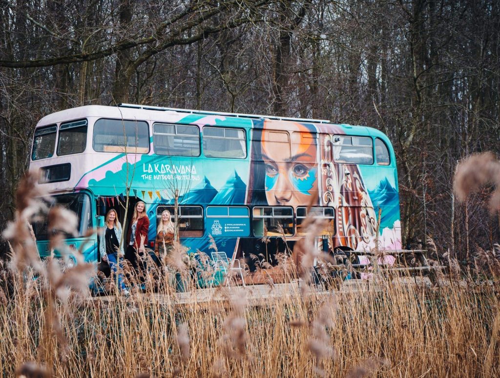 4 kvinder forvandlede hvad der ligner en helt almindelig bus: Et smugkig indenfor og du er solgt