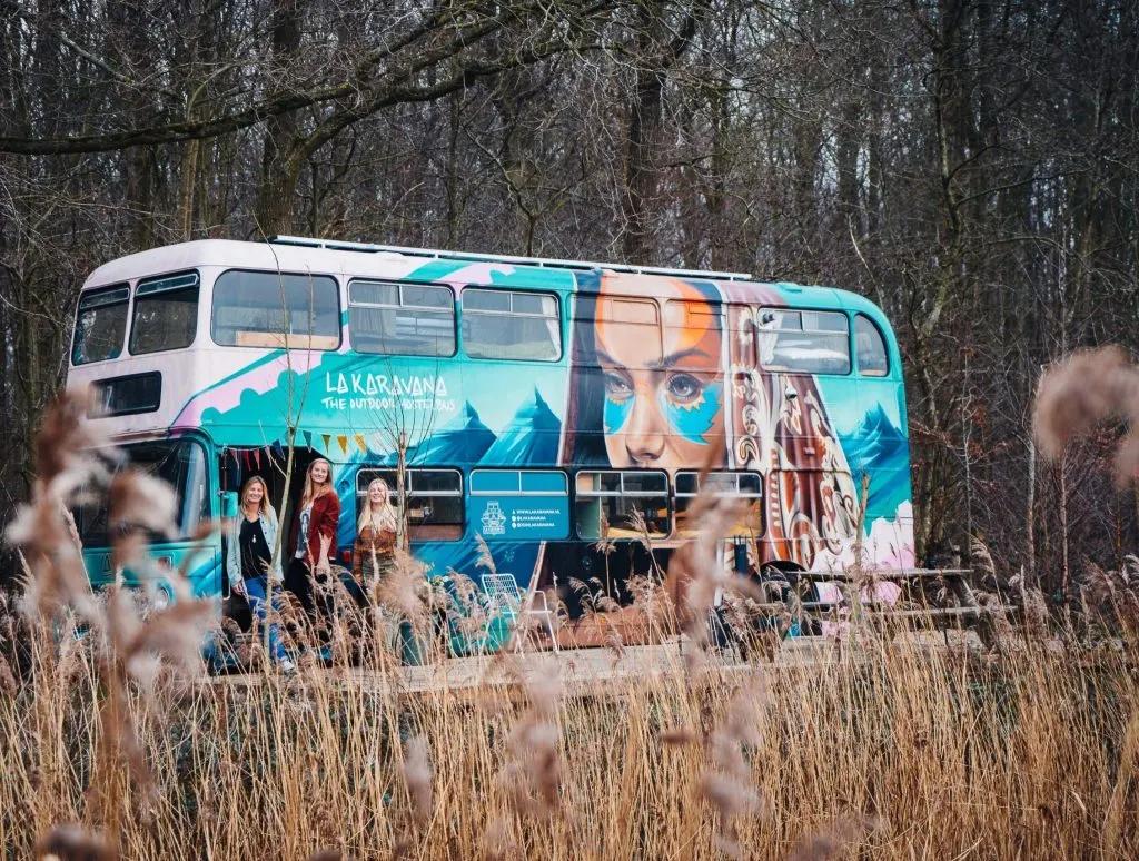 4 kvinder forvandlede hvad der ligner en helt almindelig bus: Et smugkig indenfor og du er solgt
