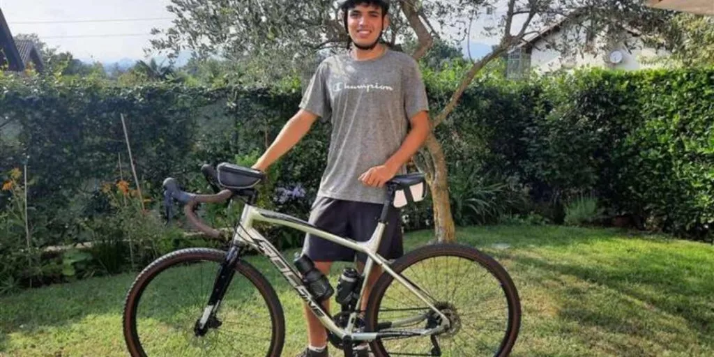 Han cyklede 1.500 kilometer for én helt særlig ting: Næsten alle efterlades i chok, når de læser hvorfor