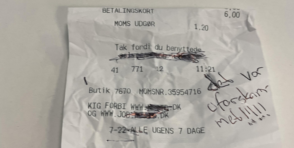 Servitrice ser kunden skriver besked på regningen: Da hun læser den få minutter senere løber det koldt ned ad ryggen