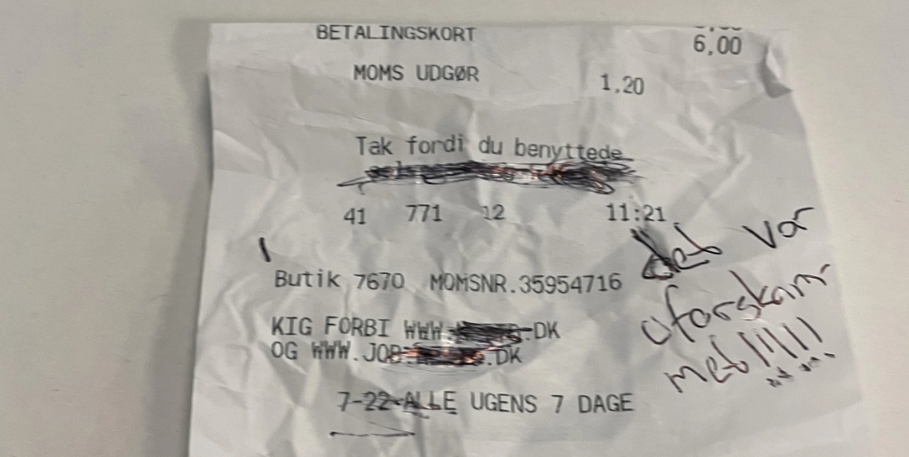 Servitrice ser kunden skriver besked på regningen: Da hun læser den få minutter senere løber det koldt ned ad ryggen
