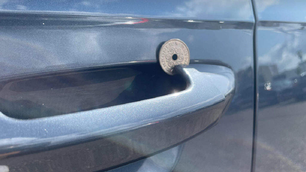 Andrea putter en mønt i bildørens håndtag: Folk kan ikke tro deres egne ører, når de hører hvorfor