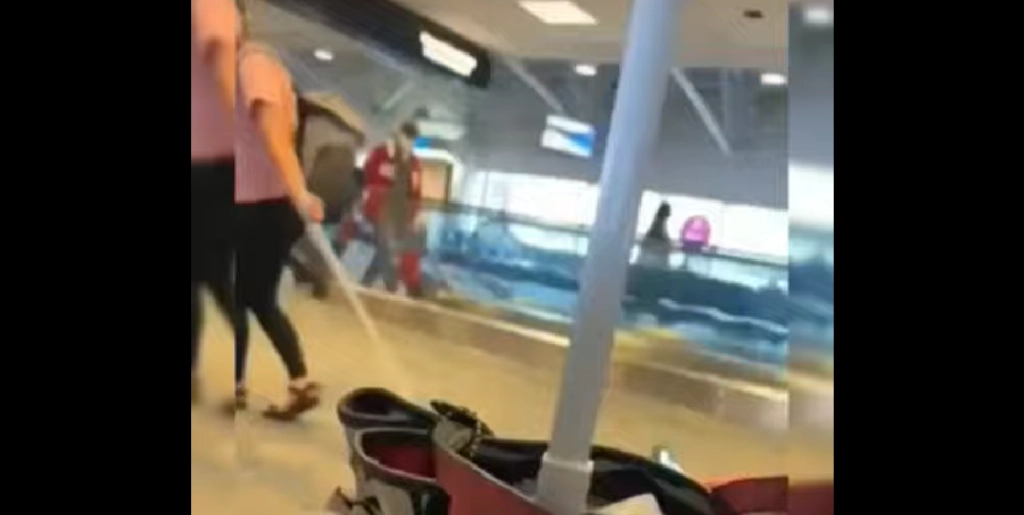 Folk kan ikke tro deres egne øjne, da de ser videoen af moren i lufthavnen: Når du ser den, løber det koldt ned ad ryggen