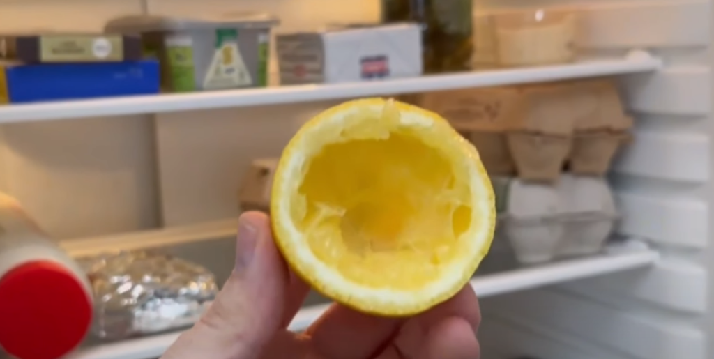 Han putter citronskallen i sit køleskab: Se hvorfor du bør gøre det samme