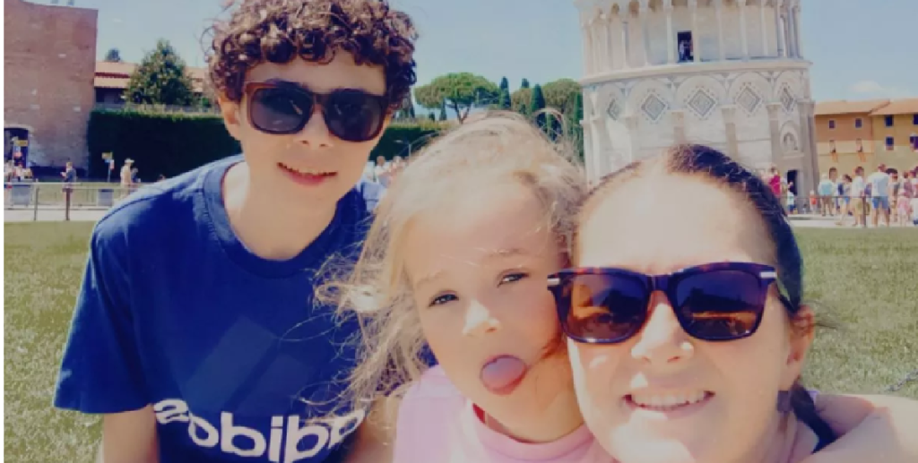 Familien tager Ryanair-fly til Pisa af én helt særlig årsag: Folk kan ikke tro deres egne ører, når de hører hvorfor