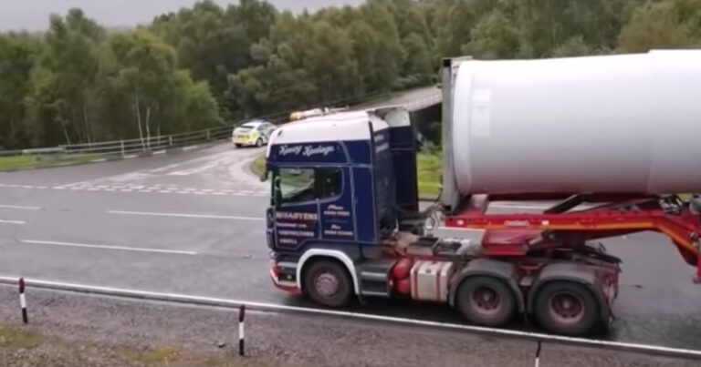 Chaufføren skal tage det umulige sving: Næsten alle bliver efterladt i chok, når de ser videoen