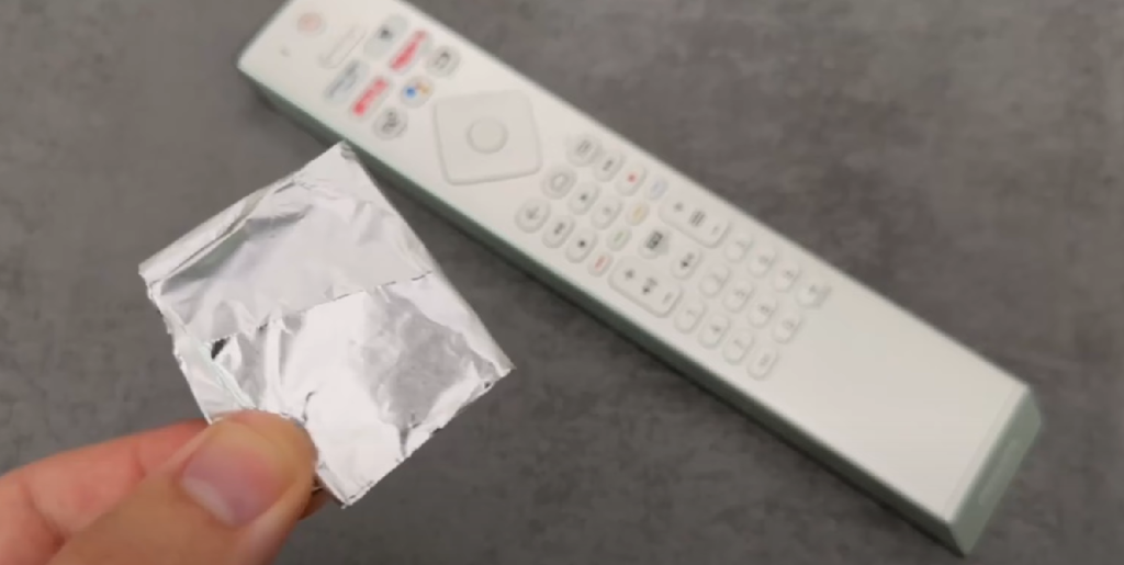 Han gør dette med sølvpapiret og fjernbetjeningen – vent til du ser hvad der sker og du vil gøre det samme