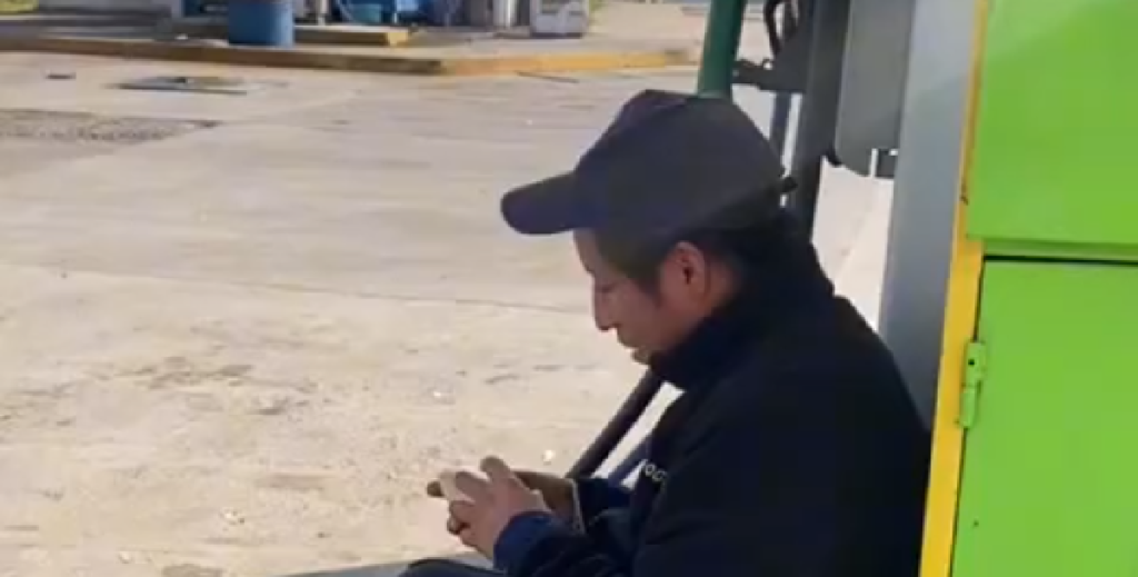 Hund får øje på mand der sidder ved tankstation: Se så bare hvad der sker, når hunden kommer helt tæt på