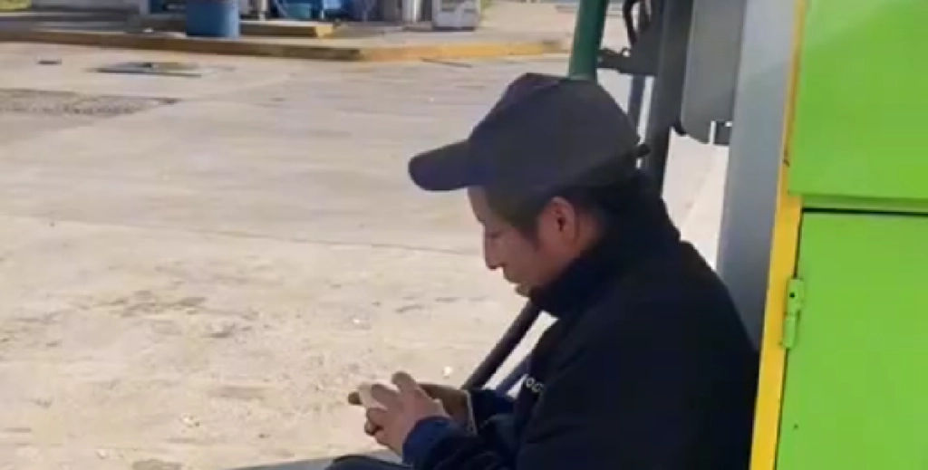 Hund får øje på mand der sidder ved tankstation: Se så bare hvad der sker, når hunden kommer helt tæt på