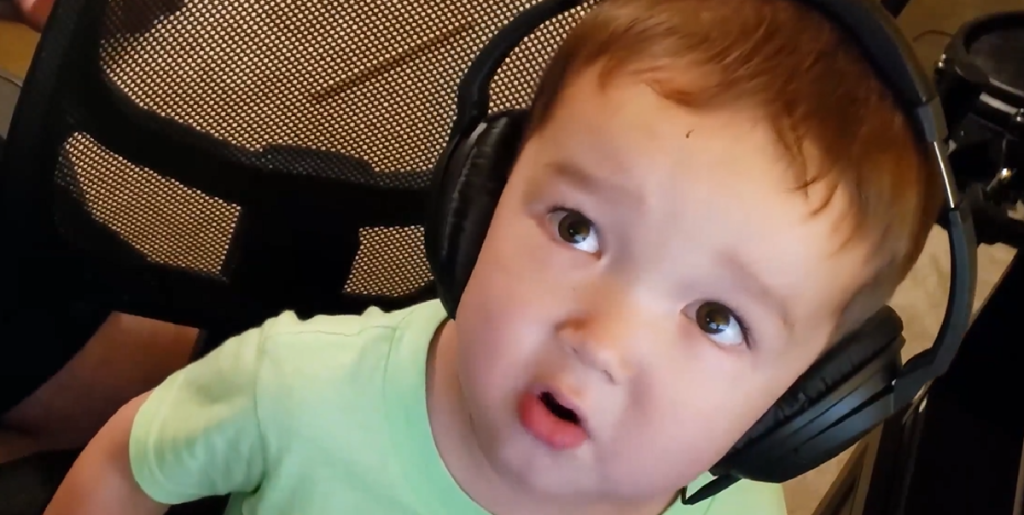 2-årige Daniel tager sin fars mikrofon – få minutter senere efterlades næsten alle i chok
