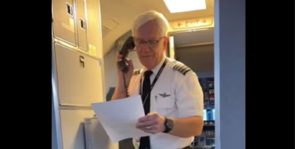 Hjertevarm video går viralt: Pilotens pensioneringstale vil få tårerne frem