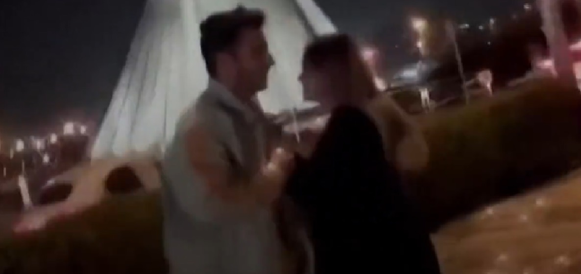 Ung iransk par danser på gaden: Kort efter sker det chokerende