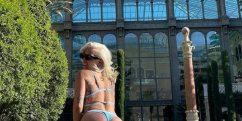 Viser hud: Fans går amok over Lady Gagas bikinibillede