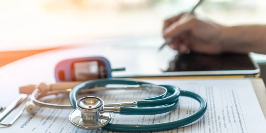 Læge idømt 10 års fængsel: Diagnosticerede raske patienter som kronisk syge