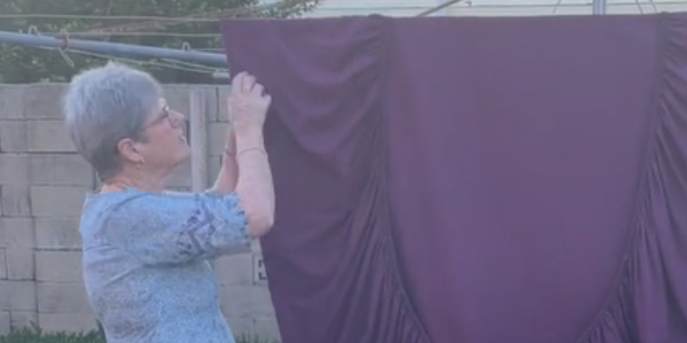 Bedstemor deler genialt tip: Sådan folder du nemt et stræklagen