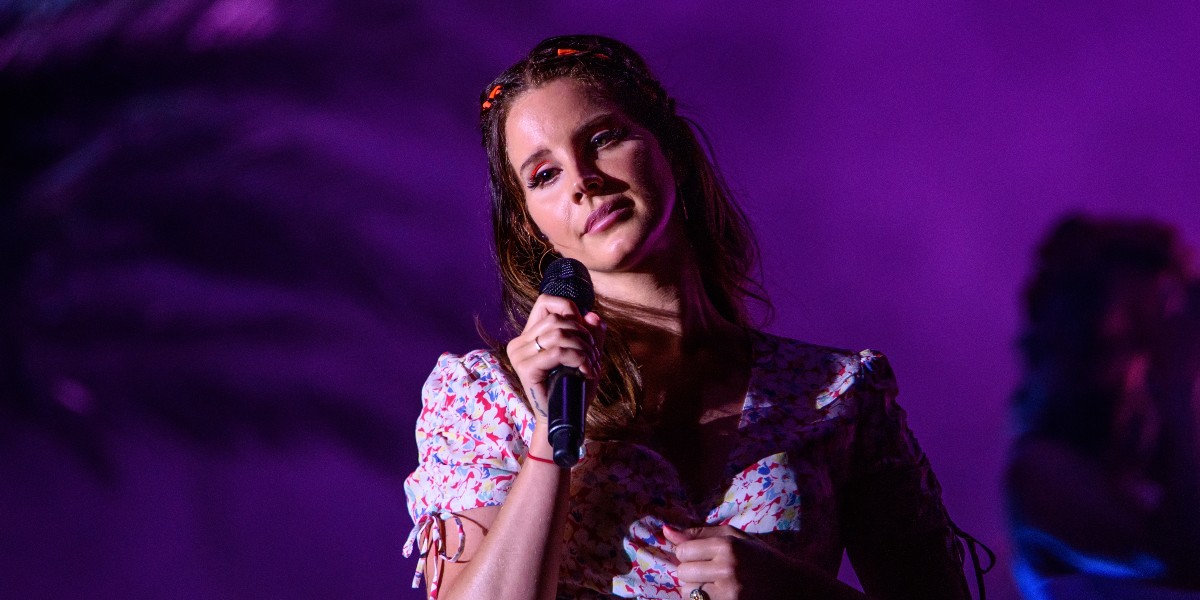 Lana Del Rey smider tøjet og lufter brysterne: Overlader intet til fantasien