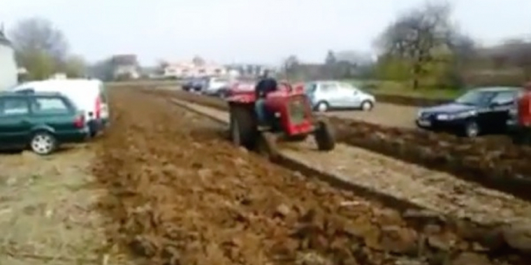 Bilister ignorerer landmands bøn om ikke at parkere på hans jord – indtil han får nok og gør dette